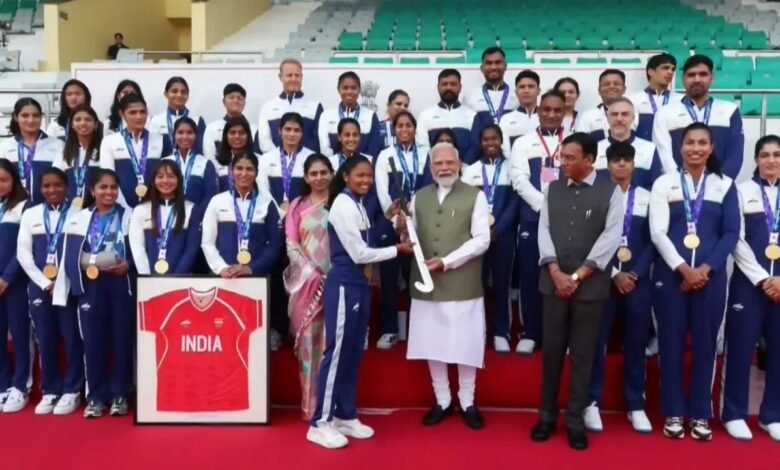 Asian Games 2026 के पदक विजेताओं से पीएम मोदी ने की मुलाकात, महिला और पुरुष हॉकी टीम ने भेंट की जर्सी